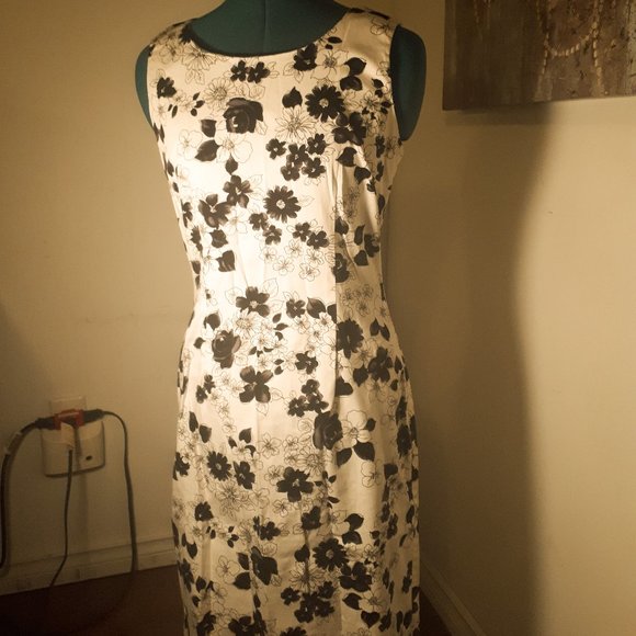 5 for 25 - Black and White Flower Dress - Picture 2 of 3